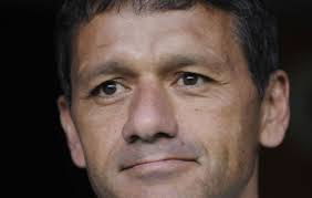 Escándalo en Quilmes: Vivas se tomó a golpes de puño con un hincha