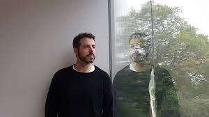 Vicente Luis Mora: "Deseamos creer que realmente podemos conformar la  realidad con las palabras"