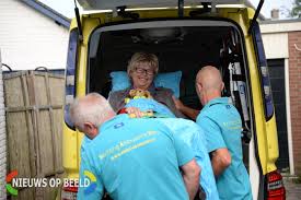 Misschien zegt deze foto alles wel over het werk van de stichting ambulance wens en de inzet voor terminale. Reportage Stichting Ambulance Wens Nieuws Op Beeld