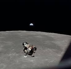 While he lost contact with them, he refused to go home alone when mission control commanded him to do so. Michael Collins Dritter Mann Der Mondlandung Stirbt Im Alter Von 90 Jahren