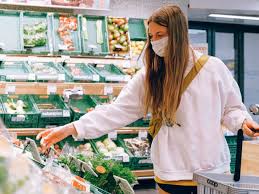 Vous pouvez désinfecter vos courses (conserves, les aliments sous vides, etc.) avec un peu de désinfectant ou avec de l'eau et du vinaigre blanc avant de les utiliser. Covid 19 4 Erreurs A Ne Plus Faire Quand On Fait Ses Courses Pour Eviter La Contamination Femme Actuelle Le Mag