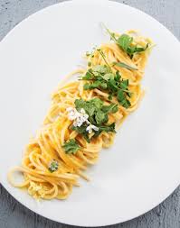 I bucatini con le canocchie sono un piccolo capolavoro di mare semplice da preparare. Spaghetti All Arrabbiata Di Erbe