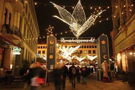 Vor der malerischen kulisse des schloßplatzes erwarten den besucher kunsthandwerk, vorweihnachtliche spezialitäten und ein ebenso . Dampfsonderzug Zum Sternschnuppenmarkt In Wiesbaden Museumseisenbahn Hanau E V