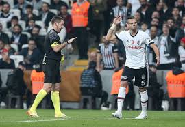 Galatasaray feberbahçe derbisini yöneten hakem fırat aydınus verdiği skandal kararlarla maçı resmen katletti. Besiktas Galatasaray Derbisinde Firat Aydinus Un Kararlari Dogru Mu Futbol Haberleri