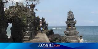 Terumbu karang yang masih terawat menyuguhkan pemandangan alam bawah laut yang memukau. Puja Di Tengah Deburan Ombak Nan Magis