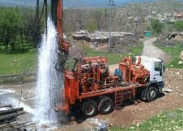 أما البئر الأرتوازي فيُعرَّف على أنه بئر تندفع منه المياه باتجاه السطح دون استعمال أدوات ضخ صناعية، بحيث تكون المياه الجوفية موجودة ضمن طبقة منفذه محصورة بين طبقتين مائلتين غير منفذتين للماء، ويتم حفر الآبار من خلال حفرالطبقة غير المنفذة الموجوة في الأعلى، ويندفع منها. Ø±ÙØ¹ Ø§Ù„Ø­Ø¸Ø± Ø¹Ù† Ø­ÙØ± Ø§Ù„Ø£Ø¨Ø§Ø± Ø§Ù„Ø¥Ø±ØªÙˆØ§Ø²ÙŠØ© Ù„Ø¥Ù†Ù‚Ø§Ø° Ø§Ù„Ù†Ø´Ø§Ø· Ø§Ù„ÙÙ„Ø§Ø­ÙŠ Ø§Ù„Ø£ÙˆØ±Ø§Ø³ Ù†ÙŠÙˆØ²