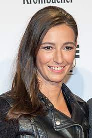 Nach ihrem abitur studierte sie modedesign und arbeitete im modegeschäft ihrer mutter bis sie ein jahr später beschloss, sich beruflich umzuorientieren. Pinar Atalay Wikiwand