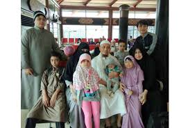 Salah satunya adalah ustad arifin ilham yang memberikan kabar mengejutkan karena mengaku memiliki 3 orang istri. Ustaz Arifin Suami Saleh Harus Pandai Berbagai Peran Republika Online