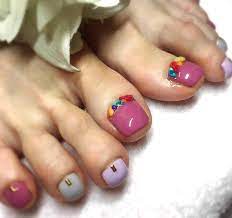 Una pedicura es el tratamiento las uñas de los pies. 2