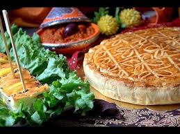 Une Recette De Tajine Tunisien Presente En Tourte Savoureuse Aux Oeufs Viande Hachee Pommes De Terre Enfermee Dan Tajine Recette Tajine Idee Recette Facile