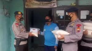 Brimob gerebek tempat judi di ogan ilir, penjudi terjun ke sungai Brimob Makan Di Warung Warung Makan Gratis Oleh Brimob Bojonegoro Di Taman Veteran Suarabojonegoro Com Penghasilan Tidak Ada Namun Keluarga Harus Tetap Diberi Makan Kan Jelasnya Mandyplus1