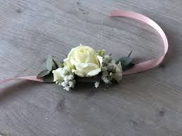 Bracelet, fleurs naturelles, mariage - Les Fleurs d'Agrippine | Bracelet de  fleurs, Décoration mariage marocain, Decoration mariage romantique