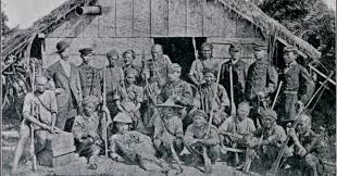 劉明燈乃與首領卓杞篤見面，企圖說服解散聚集的原住民 。 李仙得見清廷方面亦不得要領，自偕同「通事」六人於9月4日扺臺，劉明燈不得已9月10日率兵隨行，9月23日到達琅 𤩝 （今屏東縣恆春鎮） 。 Roman Tsai æ—¥æ²»æ™‚æœŸå°ç£åŽŸä½æ°'åæŠ—äº‹ä»¶æ¸…å–®