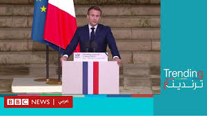 تلقى الرئيس الفرنسي إيمانويل ماكرون صفعة على وجهه في أثناء جولة، الثلاثاء، وعلى الفور تدخل رجال الأمن للقبض على المهاجم. Ø¯ÙØ§Ø¹ Ù…Ø§ÙƒØ±ÙˆÙ† Ø¹Ù† Ø§Ù„ÙƒØ§Ø±ÙŠÙƒØ§ØªÙŠØ± Ø§Ù„Ù…Ø³ÙŠØ¡ Ù„Ù„Ù†Ø¨ÙŠ Ù…Ø­Ù…Ø¯ ÙŠØ«ÙŠØ± Ø±Ø¯ÙˆØ¯ ÙØ¹Ù„ ÙˆØ§Ø³Ø¹Ø© ÙÙŠ Ø§Ù„Ø¹Ø§Ù„Ù… Ø§Ù„Ø¹Ø±Ø¨ÙŠ Bbc News Ø¹Ø±Ø¨ÙŠ