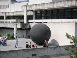 Die mensa der universität regensburg ist nach knapp 2 jahren sanierung seit 7. Datei Uni R Kugel Auf Dem Campus Jpg Wikipedia