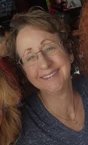 Can someone remove the 2 heads between my friends?