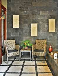 Batu alam dengan kombinasi furnitur kayu. Aksen Batu Pada Ruang Tamu Ruang Tamu Outdoor Desain Rumah Eksterior Desain Rumah Minimalis