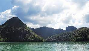 Tasik dayang bunting merupakan sebuah tasik air tawar yang unik , terletak di pulau dayang bunting , berdekatan dengan pulau. Tarikan Pulau Dayang Bunting