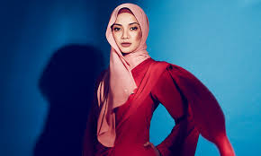 Diperkaya dengan estrak dengan pudina yang memberi rasa selesa semasa make up. Neelofa Launches Uk Based Premium Merchandise With Lofabrand