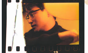 小雲Karen Cloudy Tang｜留聲Sound of Silence｜2022  我很注重美術，好的美指是電影的看點。《留聲》整部戲都是實景拍攝，所有細節都是來自真實世界的事物，很美。像我們拍攝的這公屋單位是屬於一位叫芳芳的老住戶，她很可愛，我們還邀請她客串了一場接孩子放學的戲。很多  ...