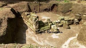 Candi gambar wetan ini merupakan candi yang terletak di lereng gunung kelud dan berada di pinggir sungai bladak. Relief Dwarapala Serta Struktur Tangga Temuan Baru Situs Gambar Wetan Blitar