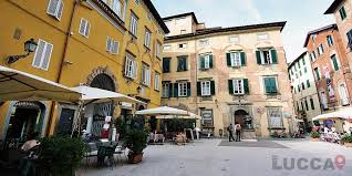 The surrounding wall has been restored and is 1,461 metres (4,793 ft) in circumference with a diameter of around 450 metres (1,480 ft). Squares Piazza Cittadella Piazza Cittadella Lucca