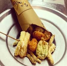 Sciogliere il lievito in acqua tiepida,in un recipiente grande mettiamo la farina con il sale aggiungiamo il lievito sciolto in acqua e uniamo i 2 bicchieri d'acqua tiepida,lo lasciamo lievitare per un oretta. Zeppole Panzarotti Scagnozzelli Etc Semplicemente Cuoppo Di Terra Picture Of Friendo Rome Tripadvisor