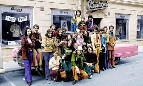 Han tittar in i kameran. Osama Bin Laden Second From Right And His Family During A Visit To Sweden In 1971 930x558 Historyporn