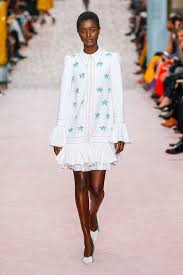 Mandarin, grapefruit, iron woods, sandalwood. Nueva Coleccion Primavera Verano De Carolina Herrera 2019 Moda En Pasarelamoda En Pasarela