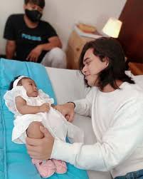 Perempuan keturunan belgia dan indonesia ini merupakan anak kandung dari guy van der veken. 10 Potret Keluarga Kecil Haico Van Der Veken Dan Rangga Azof Di Sinetron Samudra Cinta Harmonis Foto 5 Diadona Id