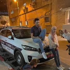 أعلن نبيل الكرد، أحد أصحاب البيوت المهددة بالمصادرة في حي الشيخ جراح بالقدس، اعتقال القوات الإسرائيلية لابنته منى. 1tgbyetrvhmuim