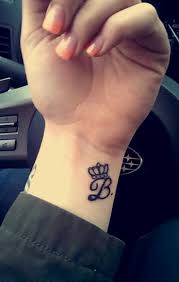 Letter b heart tattoo cool letter b designs letter b tattoo designs . Letter B Tattoo Tatuaje De Corona Disenos De Tatuaje Para Parejas Tatuajes Femeninos