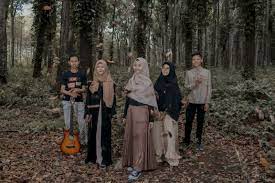 A yearbook theme is the central concept or idea around which the coverage and design of the yearbook are built upon. Jasa Foto Buku Tahunan Sekolah Bts Banyuwangi Osing Studio