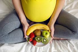 Selain mengonsumsi makanan utama, ibu hamil juga disarankan makan buah, lho! 7 Manfaat Makan Buah Bagi Ibu Hamil Alodokter