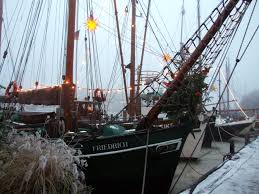 Geschmuckte Schiffe Am Weihnachtsmarkt Achter D Waag Im Museumshafen In Leer Ostfriesland Hafenfest Veranstaltung
