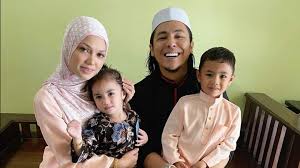 Cantik, elegen dan simple saje kad kahwin pasangan ini. Kongsi Gambar Bersama Peminat Gembira Hubungan Puteri Sarah Syamsul Yusof Kembali Erat Utusantv