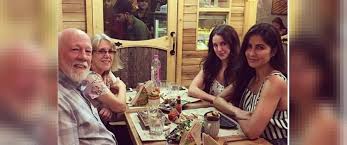 In Pictures Katrina Kaif Goes Out With Sister Isbabelle And Parents For Dinner Bollywood diva katrina kaif, who was raised by her mother suzanne turquotte after she separated from her husband, has opened up katrina kaif was born in hong kong on 16 july 1983. in pictures katrina kaif goes out with