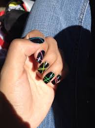 Las tendencias de moda 2021 utilizan decorados con esmalte negro puro y también con combinaciones de colores que realzan los diseños. Unas Negras Con Neon Rings For Men Jewelry