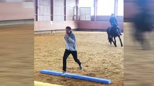 Das pferd an sich ist ja ein majestätisches tier. Thomas Muller Imitiert Beim Reittraining Seiner Frau Ein Pferd Und Halt Sich Fit
