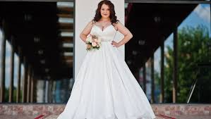 Brautkleider 2021 | du bist selbstbewusst, naturverbunden und möchtest eine etwas andere hochzeit? Hochzeitskleid Marchenhochzeit Mit Weiblichen Rundungen Traumhafte Brautkleider Fur Grosse Grossen Bunte De
