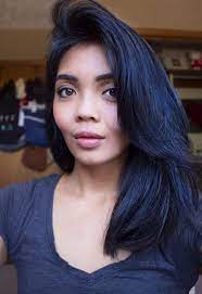 E quali sono le acconciature e gli accessori che la valorizzano? Capelli Neri Lucidi Ad Effetto Specchio Tutti I Segreti Per Una Chioma Glossy