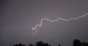 Street style à la sortie des défilés. Orages En Bretagne Incroyables Images D Eclairs Au Ralenti Bretagne Le Telegramme