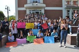 .her birimdeki küçük konferans salonlarının yanı sıra yunusemre kampusünde hemen atatürk kültür ve sanat merkezi, kongre merkezi ve sinema anadolu da sürekli etkinliklere sahne olmaktadır. Anadolu Universitesi Ogrencilerinin Bolunme Protestosu