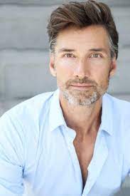 40 Hairstyles For Men In Their 40s In 2021 Older Mens Hairstyles Haircuts For Men Mens Hairstyles