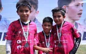 Fútbol barrial: Llanto y alegría en El Hueco