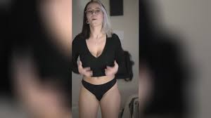 Bu ateşli gotik sürtük daha önce hiç olmadığı kadar twerk yapıyor