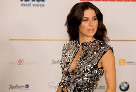 Lange war #lena nicht zu hören. Lena Meyer Landrut Song It Takes Two Ist Liebeserklarung An Frau Express De