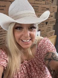 Heya,28 year old furry. I just move to Knoxville, I am a bit introverted so  trying to step outside my shell. If there's any group gatherings please let  me know. Have a