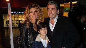 Erkan petekkaya'nın altın kelebek ödüllerine birlikte katıldığı oğlu cem'i görenler şaşkınlığını türk dizilerinin vazgeçilmez isimlerinden biri olan erkan petekkaya'nın oğlu cem'i görenler bir çocuk bu. Erkan Petekkaya Kimdir