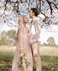 Foto prewedding muslimah syari, photo prewedding islami, prewedding syariah, prewedding hijab casual, koleksi photo prewedding, foto prewedding hijab romantis. Helminursifah Pose Prewedding Foto Perkawinan Pose Perkawinan